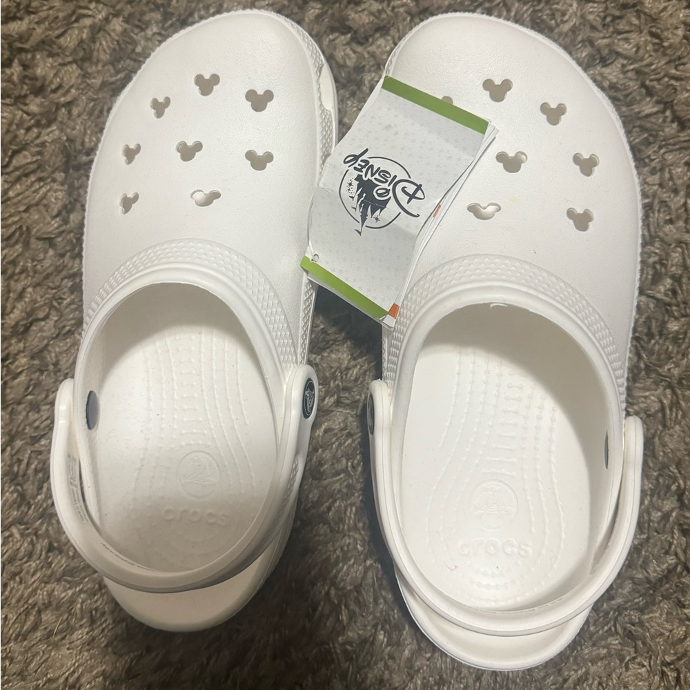Disney Ccrocs - M 5 W 7
